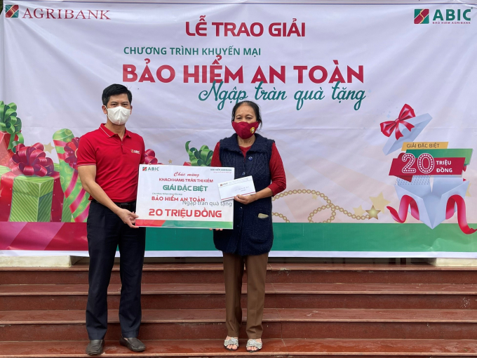 Đại diện bảo hiểm Agribank trao giải đặc biệt trị giá 20 triệu đồng cho bà Trần Thị Kiểm.
