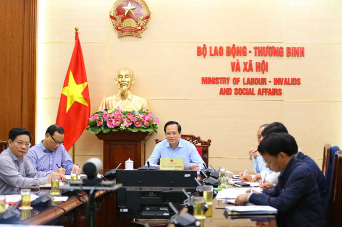 Bộ trưởng Bộ LĐ-TBXH Đào Ngọc Dung chủ trì cuộc họp trực tuyến với các địa phương trọng điểm về các giải pháp phục hồi và phát triển thị trường lao động. Ảnh: CTTĐT.