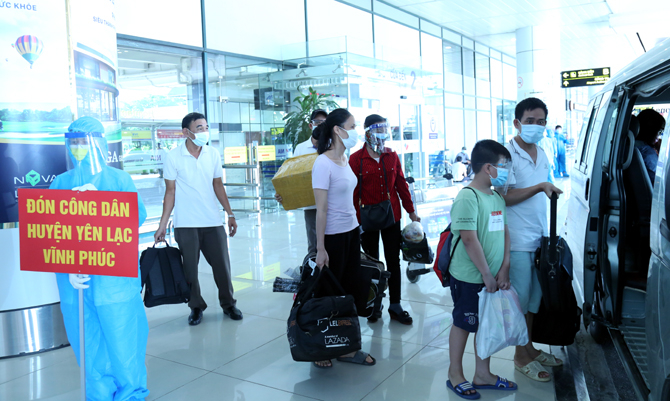 UBND huyện Yên Lạc (Vĩnh Phúc) bố trí xe đón công dân ngay khi xuống sân bay Nội Bài. 