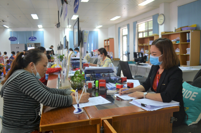 Người lao động làm thủ tục nhận hỗ trợ tại Trung tâm Dịch vụ việc làm tỉnh Bình Dương. Ảnh: Trần Trung.