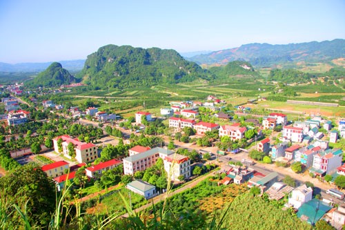 Trung tâm thị trấn Cao Phong ngày một đổi mới, khang trang. Ảnh: TNR.
