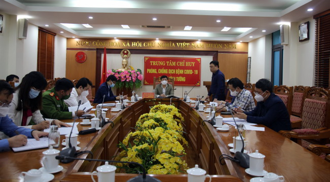 Chủ tịch UBND tỉnh Vĩnh phúc Lê Duy Thành nghe lãnh đạo huyện Vĩnh Tường báo cáo tình hình công tác phòng, chống dịch Covid-19 trên địa bàn.