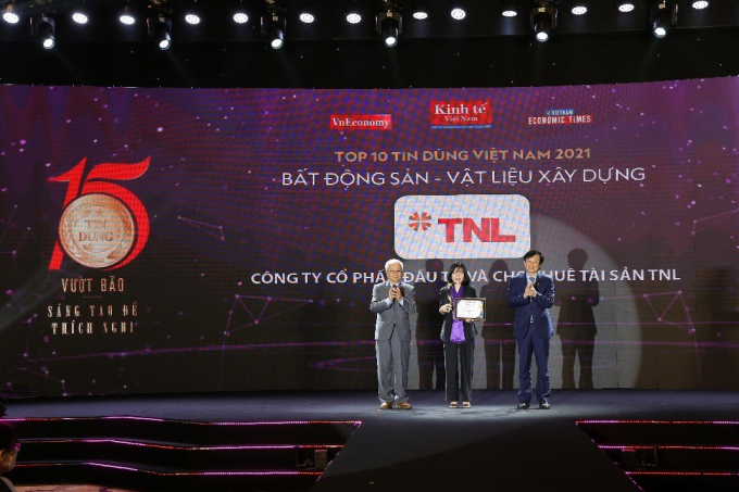 Đại diện TNL nhận giải thưởng Top 10 Tin Dùng Việt Nam 2021. Sự kiện vừa được tổ chức tại Hà Nội.
