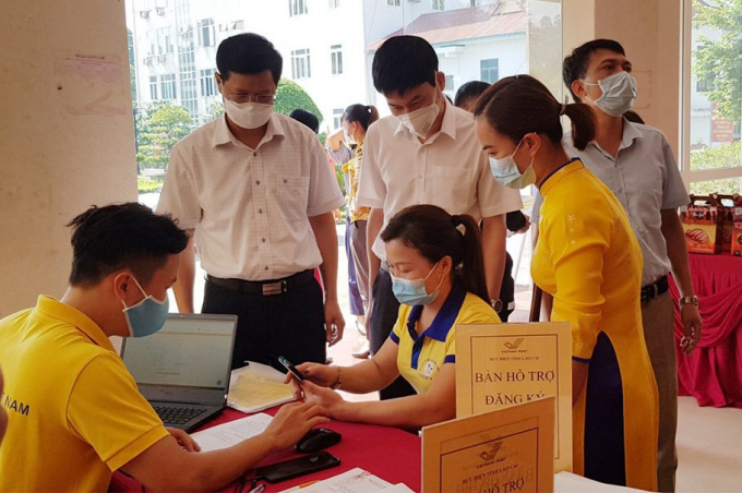 Người lao động đến đăng ký hưởng trợ cấp thất nghiệp tại Trung tâm Dịch vụ việc làm tỉnh Lào Cai.