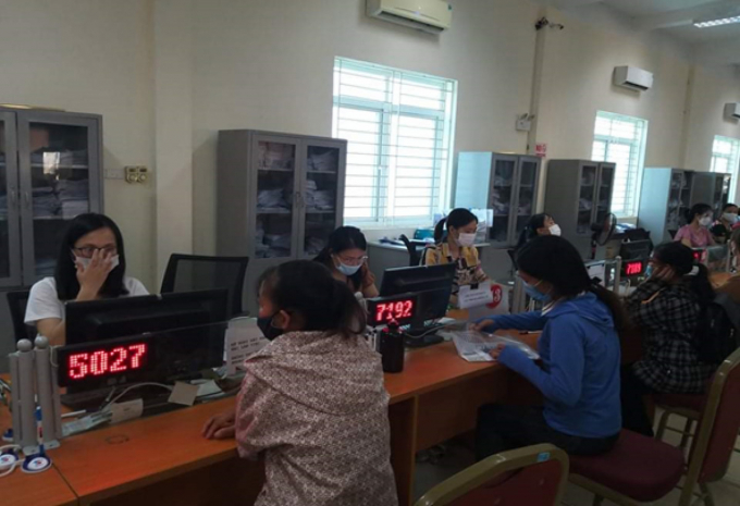 Người lao động nộp hồ sơ hưởng trợ cấp thất nghiệp tại Trung tâm Dịch vụ việc làm tỉnh Thanh Hóa.
