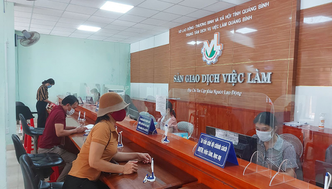 Người lao động làm thủ tục hưởng BHTN tại Trung tâm Dịch vụ việc làm tỉnh Quảng Bình.