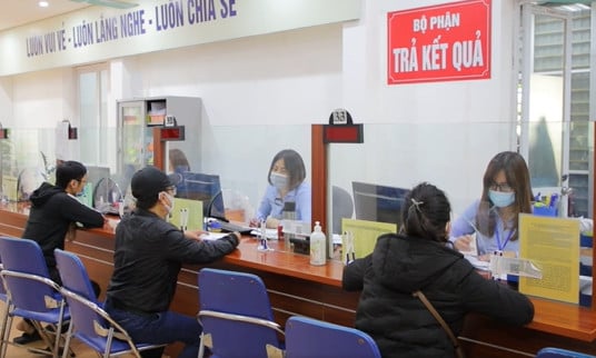 Người lao động nộp hồ sơ tại Trung tâm Dịch vụ việc làm Hà Nội.