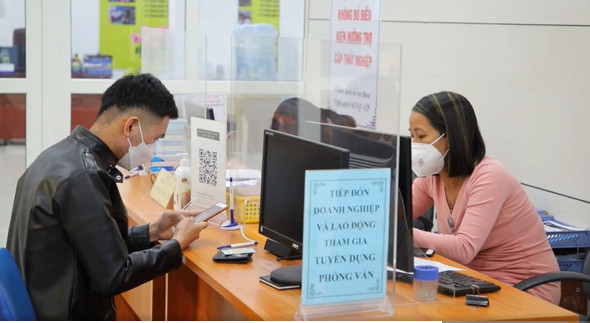 Người lao động làm thủ tục hưởng trợ cấp thất nghiệp tại Trung tâm Dịch vụ việc làm Hà Nội.
