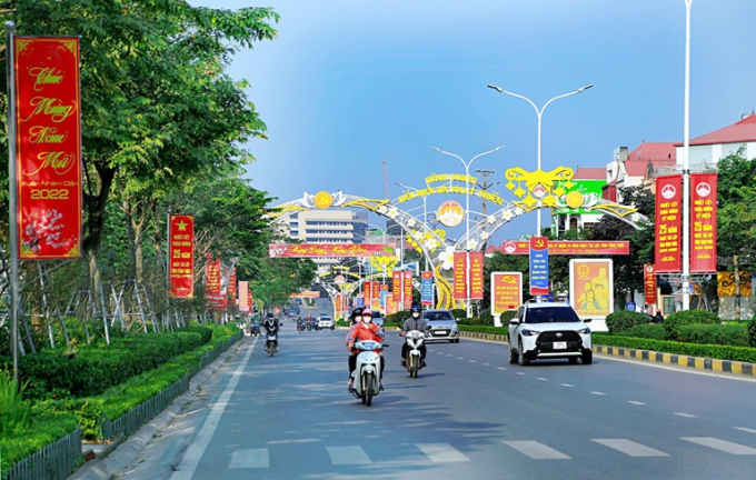 Một tuyến đường của thành phố Vĩnh Yên được tô điểm để đón xuân Nhâm Dần - 2022. Ảnh: Báo Vĩnh Phúc điện tử.