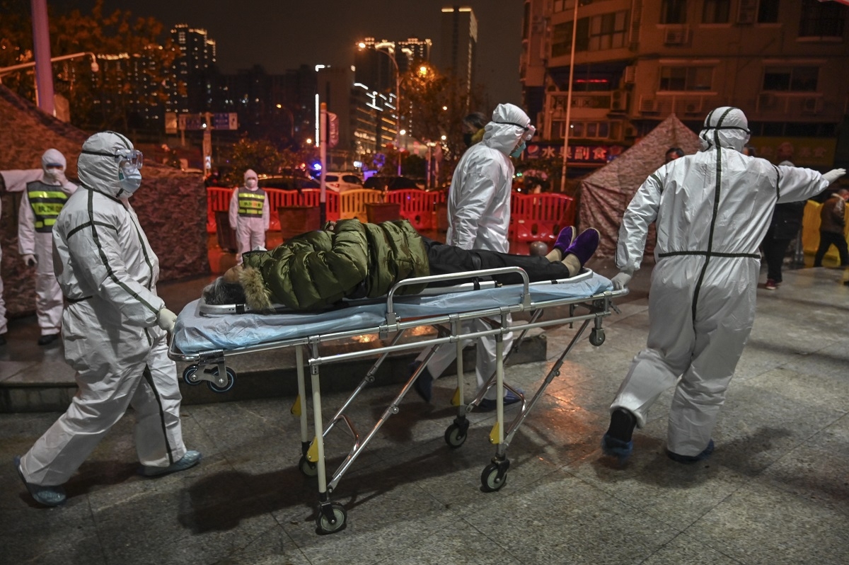 Cảnh đưa bệnh nhân ra vào bệnh viện ở Vũ Hán trong những ngày dịch nCoV bùng phát.