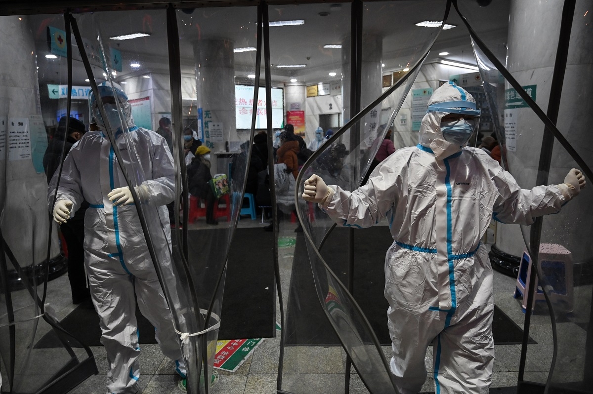 Các nhân viên y tế trang bị đầy đủ đồ bảo hộ làm việc tại bệnh viện ở Vũ Hán.