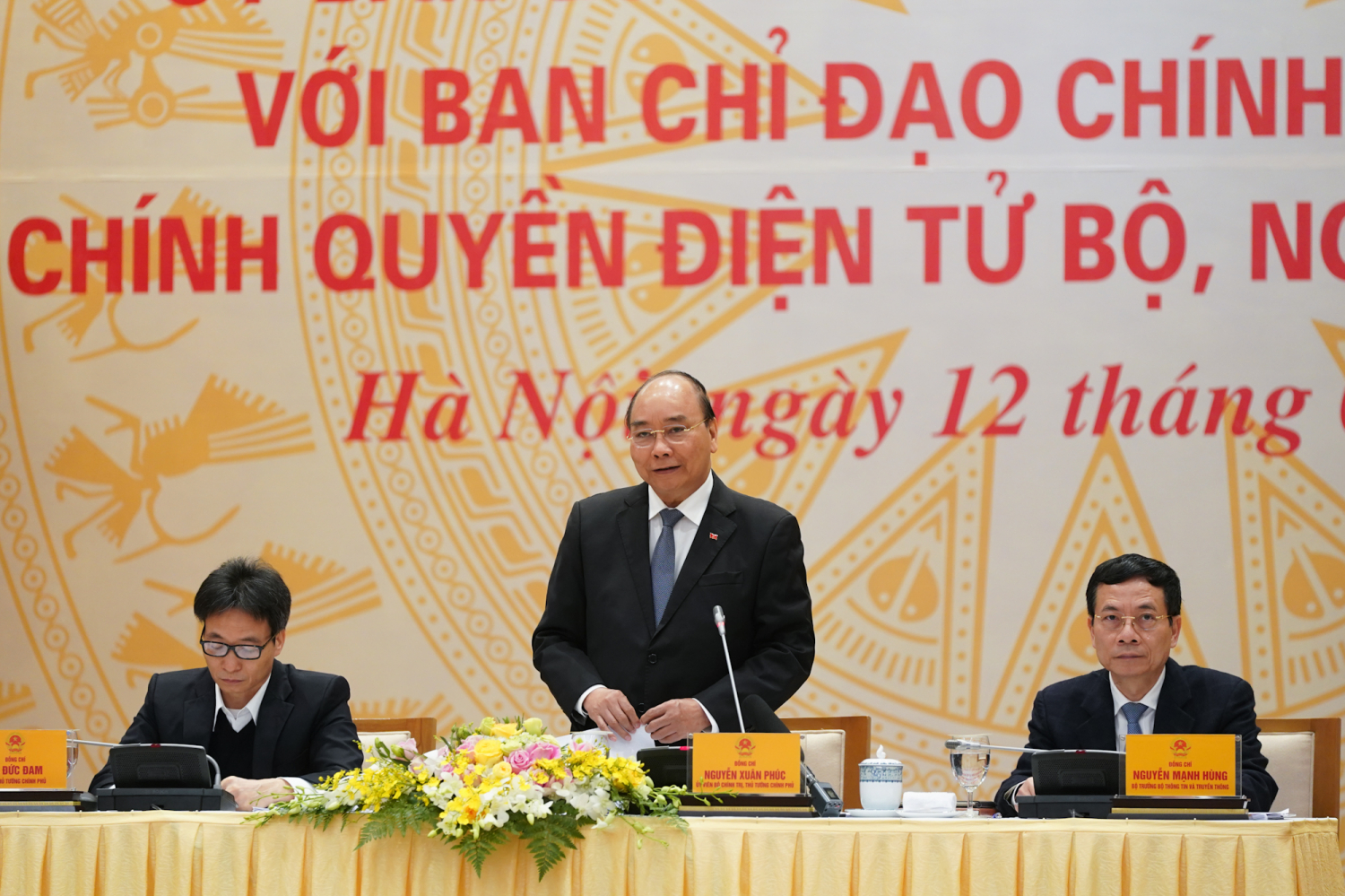 Thủ tướng Nguyễn Xuân Phúc trong cuộc họp sáng 12/2. Ảnh: Báo điện tử Chính phủ.
