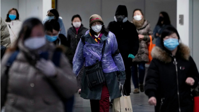 Người dân Thượng Hải tự trang bị đồ bảo hộ khi ra đường tránh lây nhiễm Covid-19. Ảnh: Reuters.