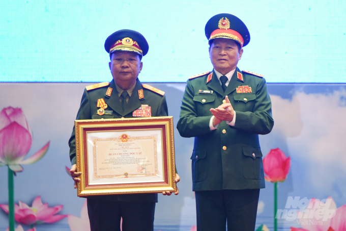 Đại tướng Ngô Xuân Lịch – Bộ trưởng Quốc phòng Việt Nam trao Huân chương Độc lập Hạng nhất cho Bộ trưởng Quốc phòng Lào - Đại tướng Chansamone Chanyalath. Ảnh: Tùng Đinh.