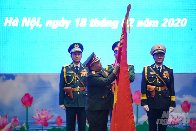 Đại tướng Chansamone Chanyalath - Bộ trưởng Bộ Quốc phòng Lào trao huân chương cho Quân đội nhân dân Việt Nam. Ảnh: Tùng Đinh.