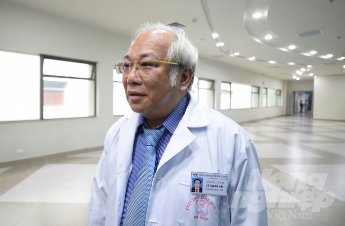 GS. TS Lê Thanh Hải, Giám đốc Bệnh viện Nhi Trung ương chia sẻ về quá trình điều trị bệnh nhi 3 tháng tuổi nhiễm Covid-19. Ảnh: Tùng Đinh.