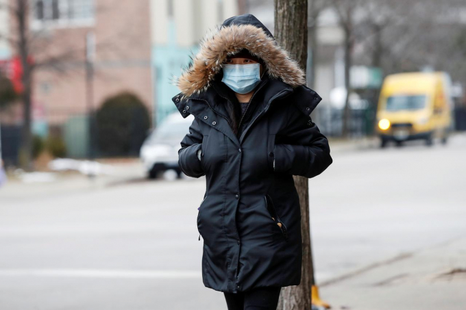 Người phụ nữ đeo khẩu trang trên phố người Hoa ở thành phố Chicago, Mỹ. Ảnh: Reuters.