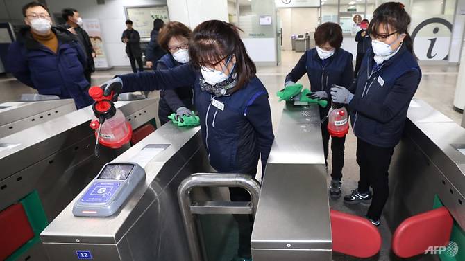 Nhân viên nhà ga điện ngầm ở Seoul, Hàn Quốc khử trùng trang bị chống Covid-19. Ảnh: AFP.