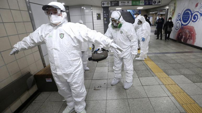 Nhân viên y tế Hàn Quốc làm vệ sinh khi đối phó dịch Covid-19.
