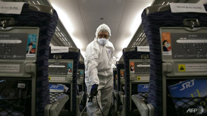 Nhân viên y tế làm vệ sinh tàu tại ga Suseo ở thủ đô Seoul, Hàn Quốc. Ảnh: AFP.
