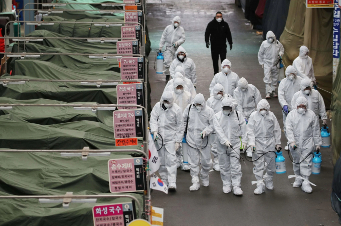 Nhân viên y tế làm nhiệm vụ khử trùng chống dịch tại Deagu, Hàn Quốc. Ảnh: Getty Images.