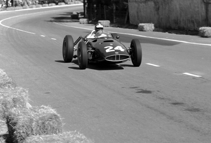 Chiếc BRM trên đường đua F1 1960. Ảnh: F1.