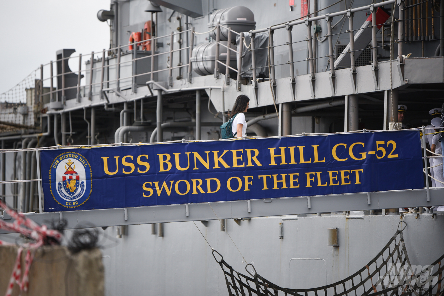 Tuần dương hạm USS Bunker Hill (CG-52) đang neo đậu tại cảng Tiên Sa là tàu mang tên lửa dẫn đường thuộc lớp Ticonderoga của Hải quân Mỹ. Ảnh: Tùng Đinh.
