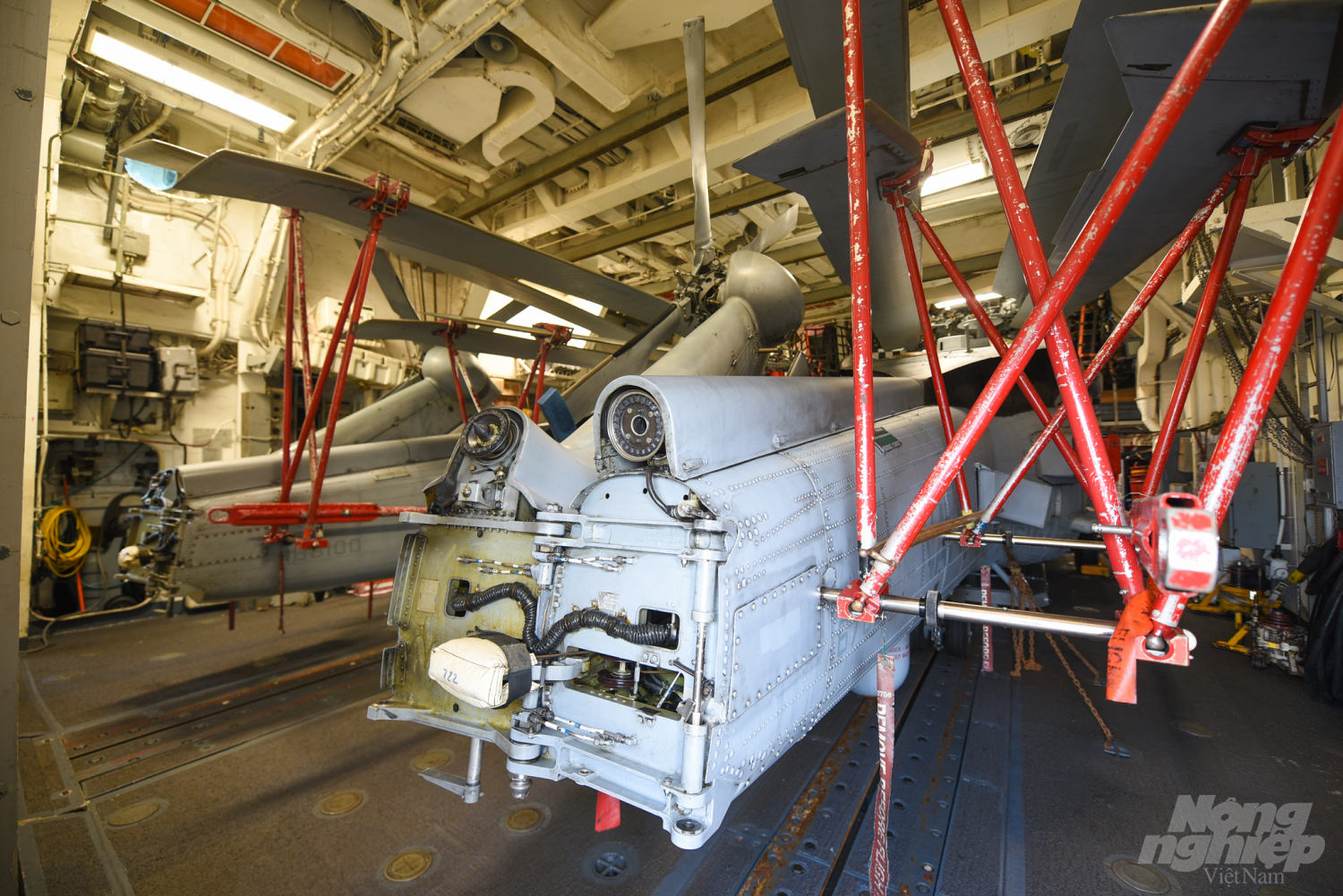 Trong khoang của USS Bunker Hill có 2 trực thăng Sikorsky SH-60 Seahawk. Đây là loại máy bay đa nhiệm, có thể làm nhiệm vụ săn tàu ngầm, săn tàu nổi, cứu hộ cứu nạn hay trung chuyển hàng hóa. Ảnh: Tùng Đinh.