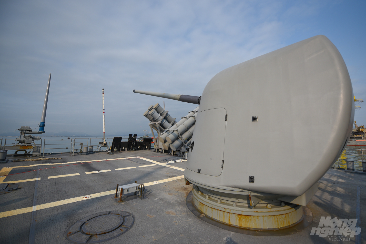 Cận cảnh pháo 127 mm ở đuôi tàu. Tuần dương hạm Bunker Hill được lắp 2 pháo 127 mm, một ở mũi tàu và một ở đuôi tàu. Ảnh: Tùng Đinh.