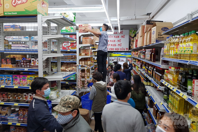 Người dân đi mua thực phẩm tại siêu thị Thành Đô (Hà Nội) sáng 7/3. Ảnh: Tùng Đinh.