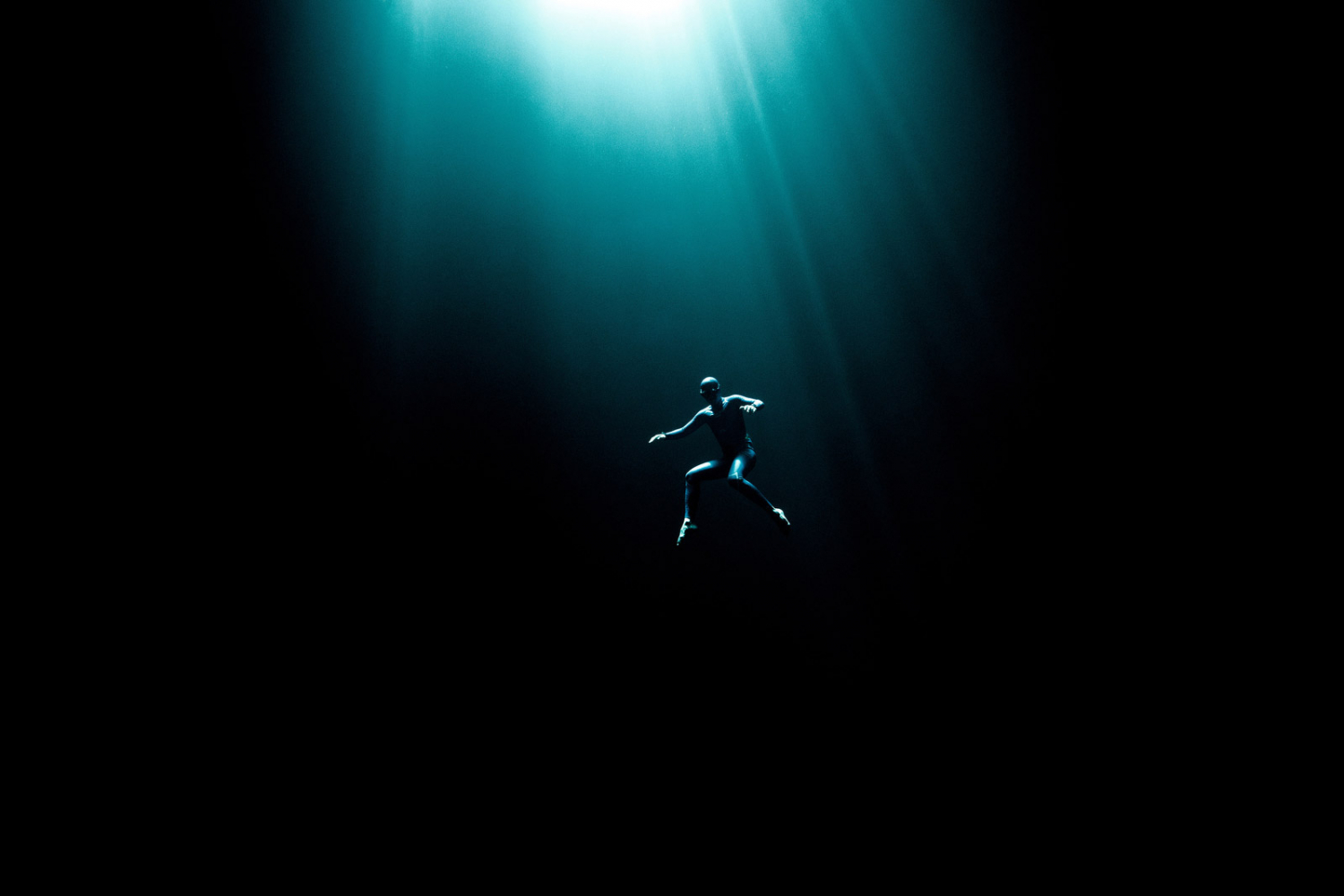 Một bức ảnh ấn tượng mà Seguin chụp Néry trong lòng đại dương với những vệt sáng xuyên từ trên xuống.