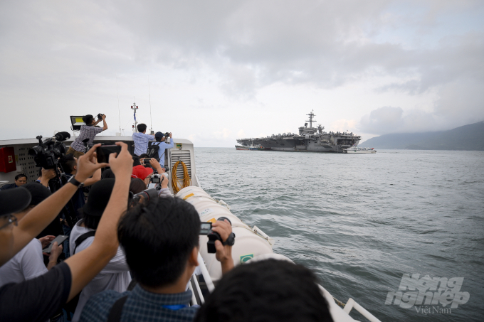 Phóng viên trong nước và quốc tế ghi hình tàu sân bay Mỹ neo trong cảng Tiên Sa. Ảnh: Tùng Đinh.