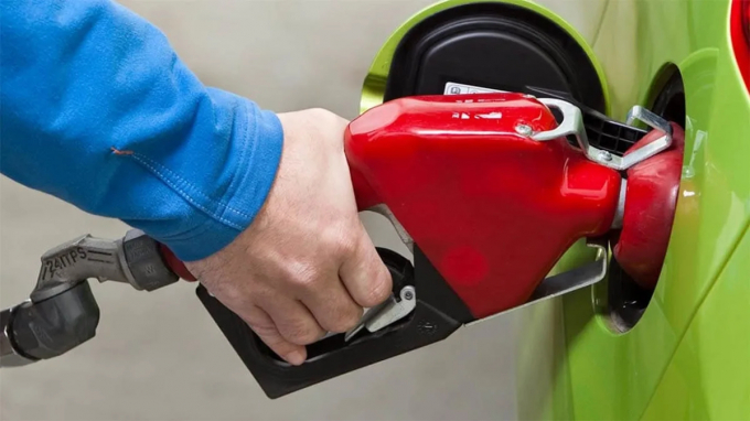 Giá xăng dầu giảm mạnh trong kỳ điều chỉnh ngày 15/3. Ảnh: Consumer Reports.