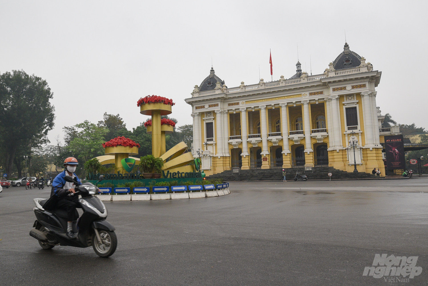Tại Hà Nội, ở các địa điểm nổi tiếng, mặc dù lượng người tham quan không đông đúc nhưng đa số đều đeo khẩu trang trong bối cảnh dịch Covid-19 đang có nhiều diễn biến phức tạp. Ảnh: Tùng Đinh.