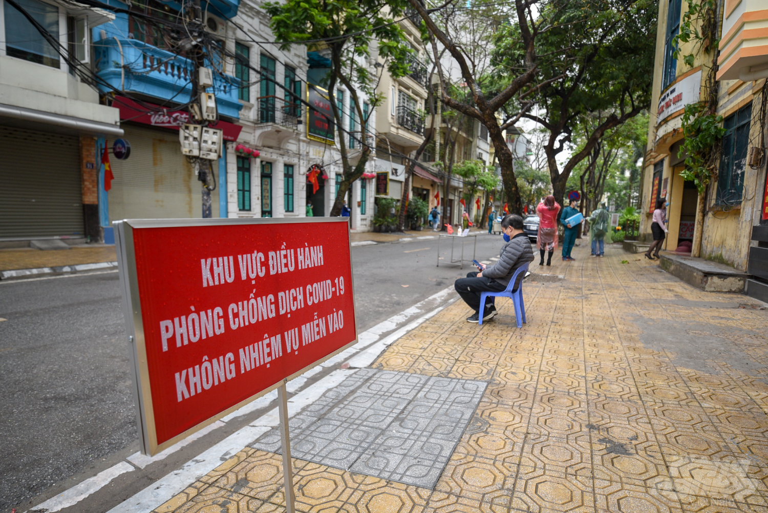 Sau đó thành phố Hà Nội ra quyết định phong tỏa một số nhà trên phố này để rà soát những người tiếp xúc với bệnh nhân, phòng ngừa bệnh lây lan. Ảnh: Tùng Đinh.