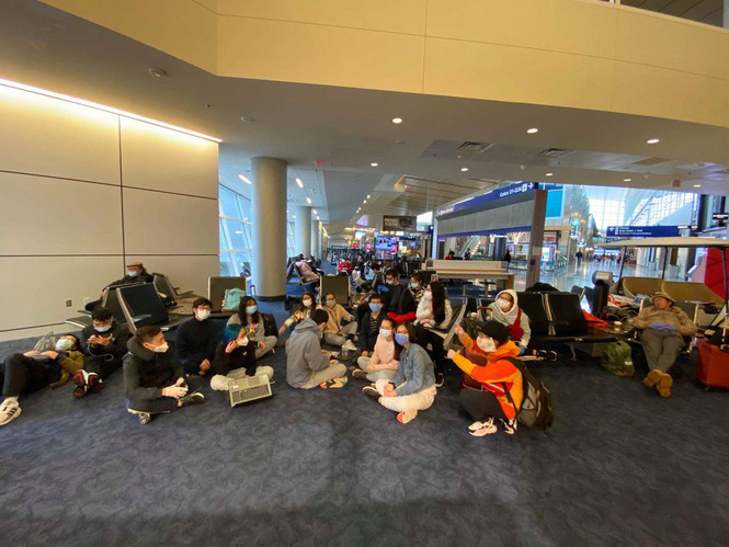 Nhóm du học sinh Việt Nam kẹt tại sân bay Dallas, Mỹ. Ảnh: Kênh 14.