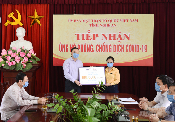 Ông Võ Đức Việt, đại diện TH true MILK trao tặng 100.000 ly sữa tươi cho Ủy ban Mặt trận Tổ quốc tỉnh Nghệ An. Ảnh: Tùng Đinh.