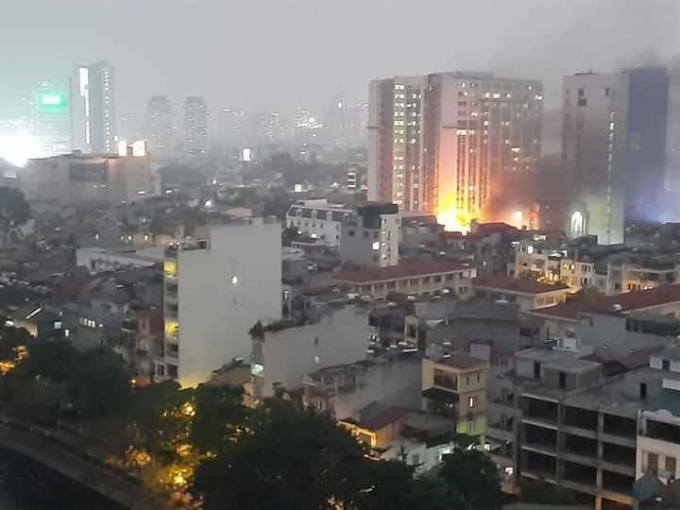 Đám cháy bùng phát trong ngõ 18 phố Hồ Đắc Di, Hà Nội. Ảnh: ĐT.
