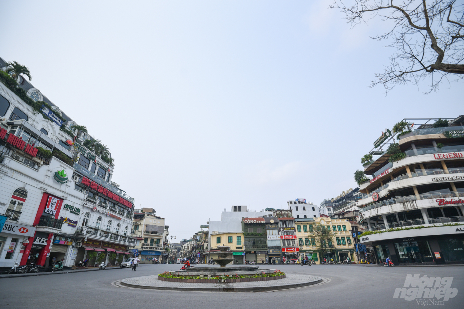 Đường phố Hà Nội vắng vẻ trong đợt giãn cách xã hội năm 2020. Ảnh: Tùng Đinh.