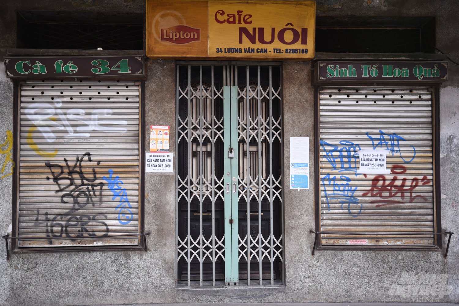 Nhiều hàng quán đóng cửa chờ ngày hết thời hạn cách ly toàn xã hội ở Hà Nội. Ảnh: Tùng Đinh.