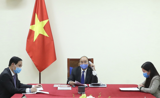 Thủ tướng Chính phủ Nguyễn Xuân Phúc điện đàm với Thủ tướng Quốc vụ viện Trung Quốc Lý Khắc Cường. Ảnh: VGP.