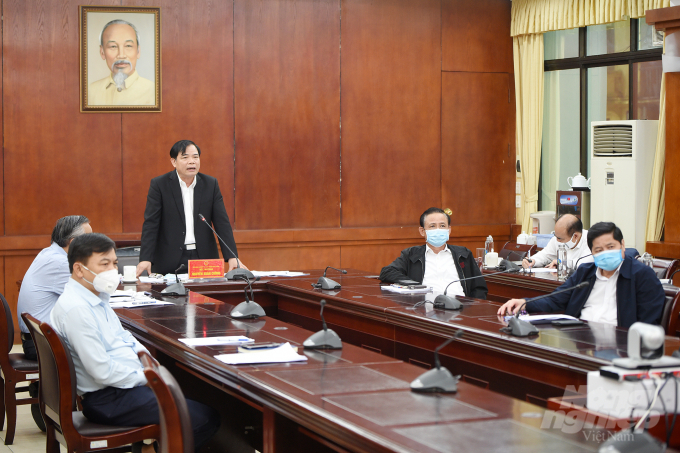 Bộ trưởng Nguyễn Xuân Cường phát biểu trong phiên họp trực tuyến từ trụ sở Bộ NN-PTNT. Ảnh: Tùng Đinh.