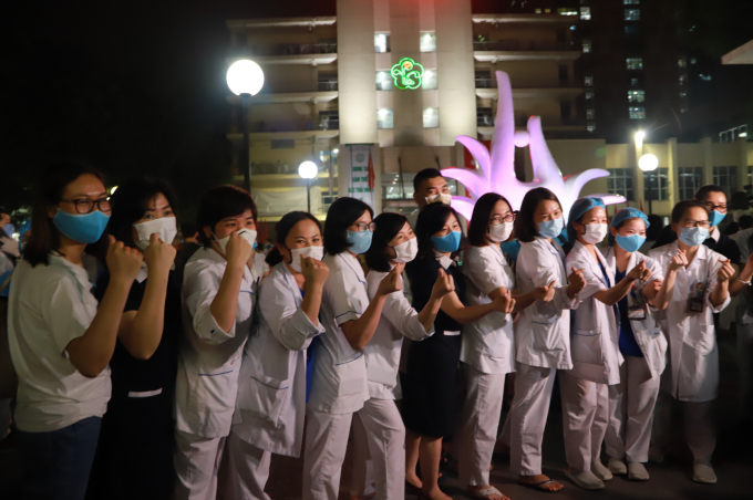 Các y bác sỹ của bệnh viện Bạch Mai chia vui sau thời điểm hoàn thành cách ly. Ảnh: Nguyễn Long.