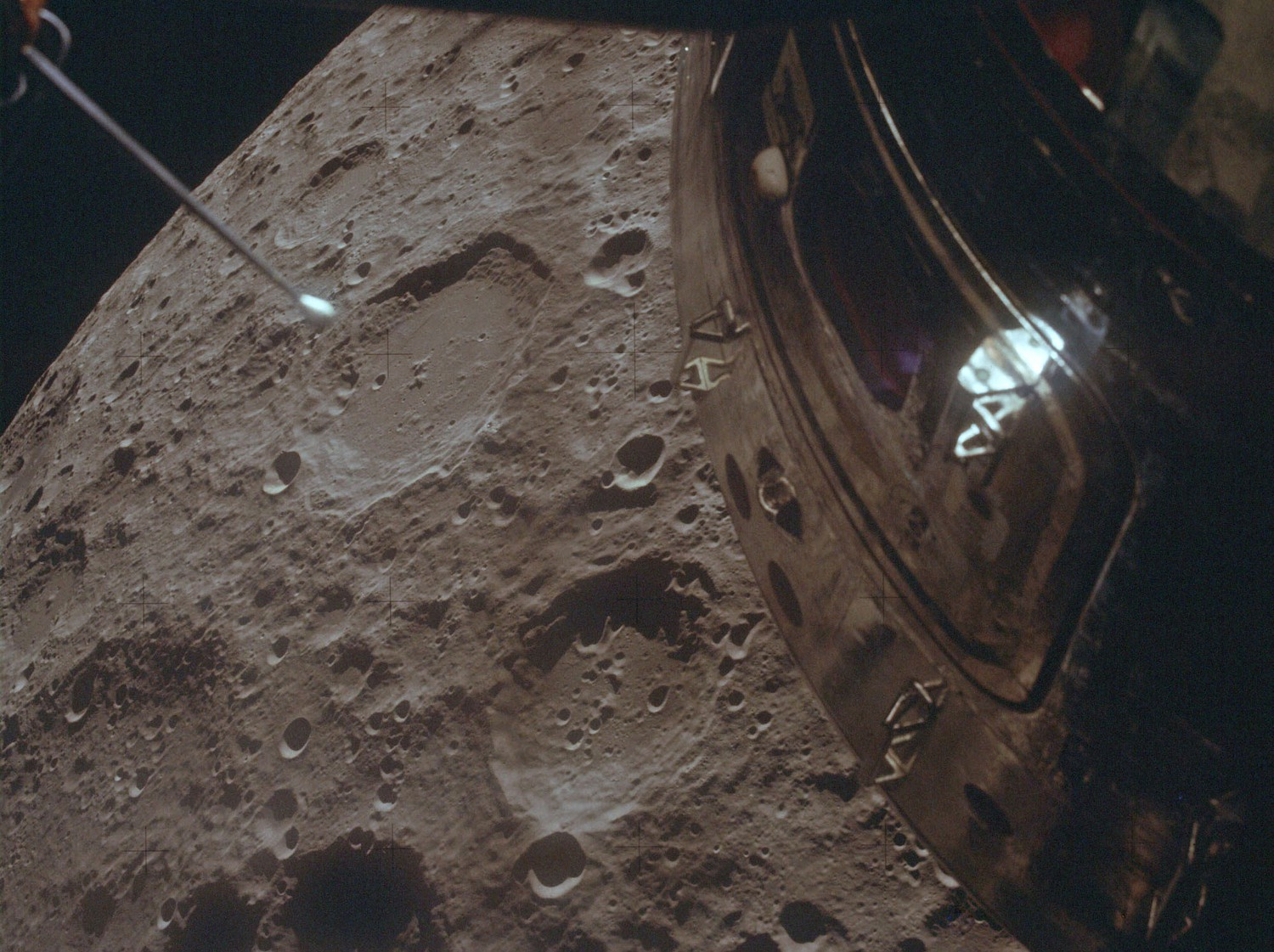 Sau khi gặp sự cố, tàu Apollo 13 phải tìm cách sử dụng lực hấp dẫn của Mặt trăng làm đà để lao về phía Trái đất. Trong ảnh là tầm quan sát của các phi hành gia khi chỉ cách bề mặt Mặt trăng khoảng 158 dặm ở phía bên kia. Vị trị này cũng là khoảng cách xa nhất mà một tàu vũ trụ có người lái tạo ra với Trái đất: 400,171 km.