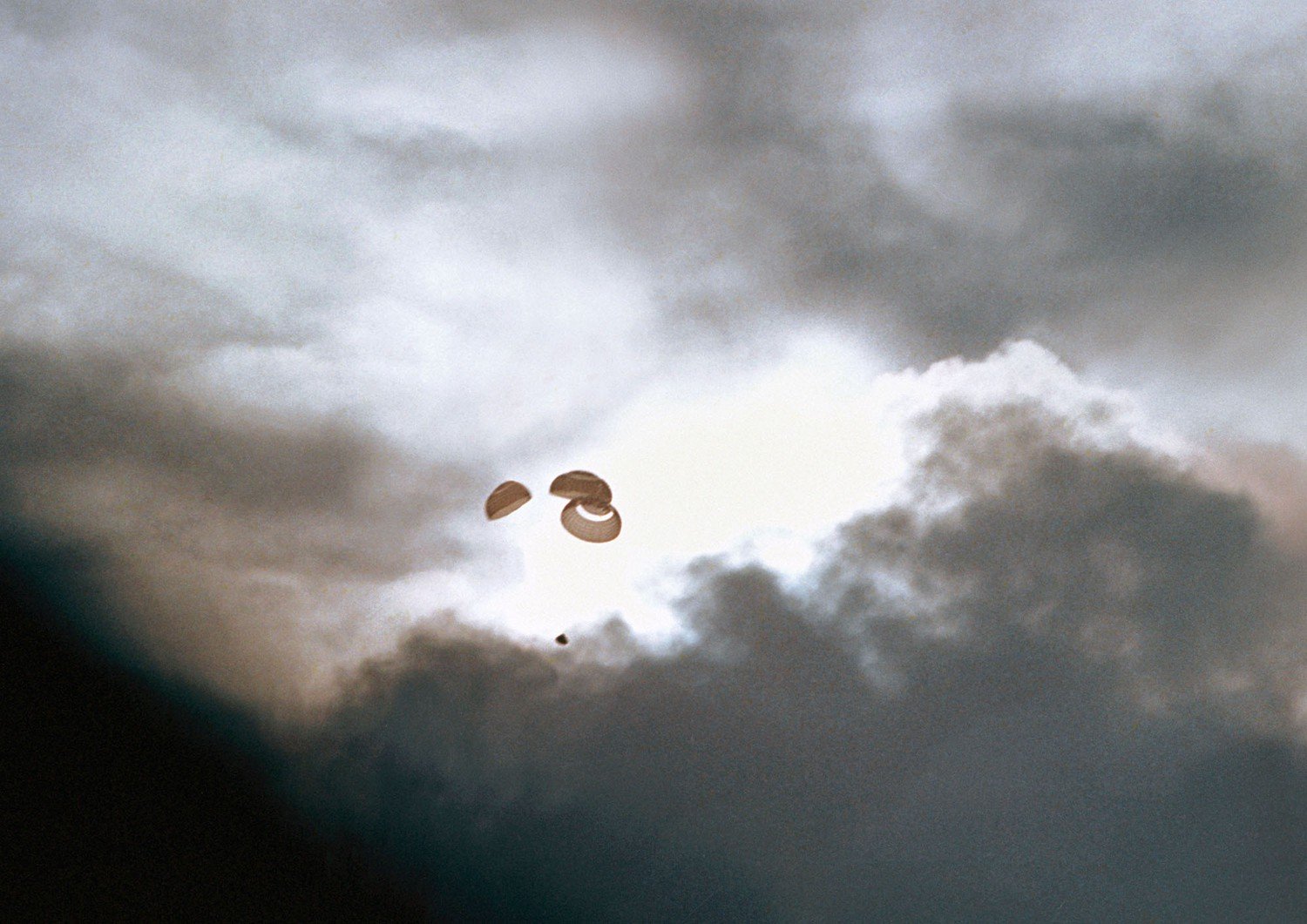 Hình ảnh dù được bung, đưa mô đun chỉ huy hạ cánh an toàn xuống khu vực ở Nam Thái Bình Dương ngày 17/4/1970.