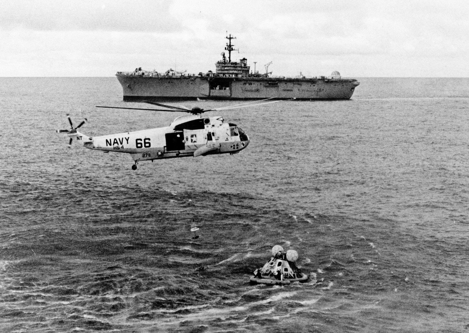 Trực thăng Hải quân Mỹ cùng tàu chiến đến hộ tống, đưa các phi hành gia về đất liền.