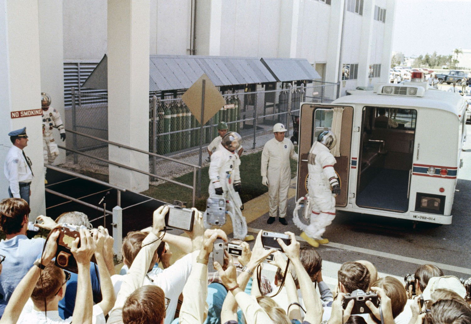 Các phi hành gia của Apollo 13 rời tòa nhà vận hành để lên xe đến bệ phóng 39A trước khi làm nhiệm vụ đổ bộ lên Mặt trăng, đi đầu là James Lovell, sau đó là John Swigert và cuối cùng phía xa là Fred Haise.