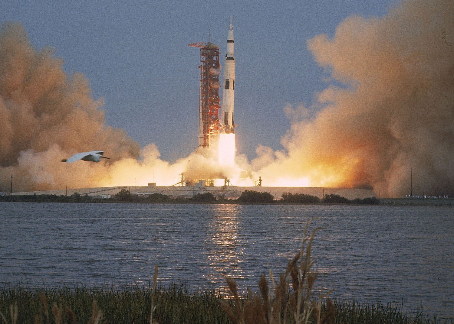 Hơn 13h ngày 11/4/1970, tên lửa Saturn V khởi động đưa tàu vũ trụ Apollo 13 rời bệ phóng, đi vào quỹ đạo với mục tiêu chinh phục Mặt trăng.