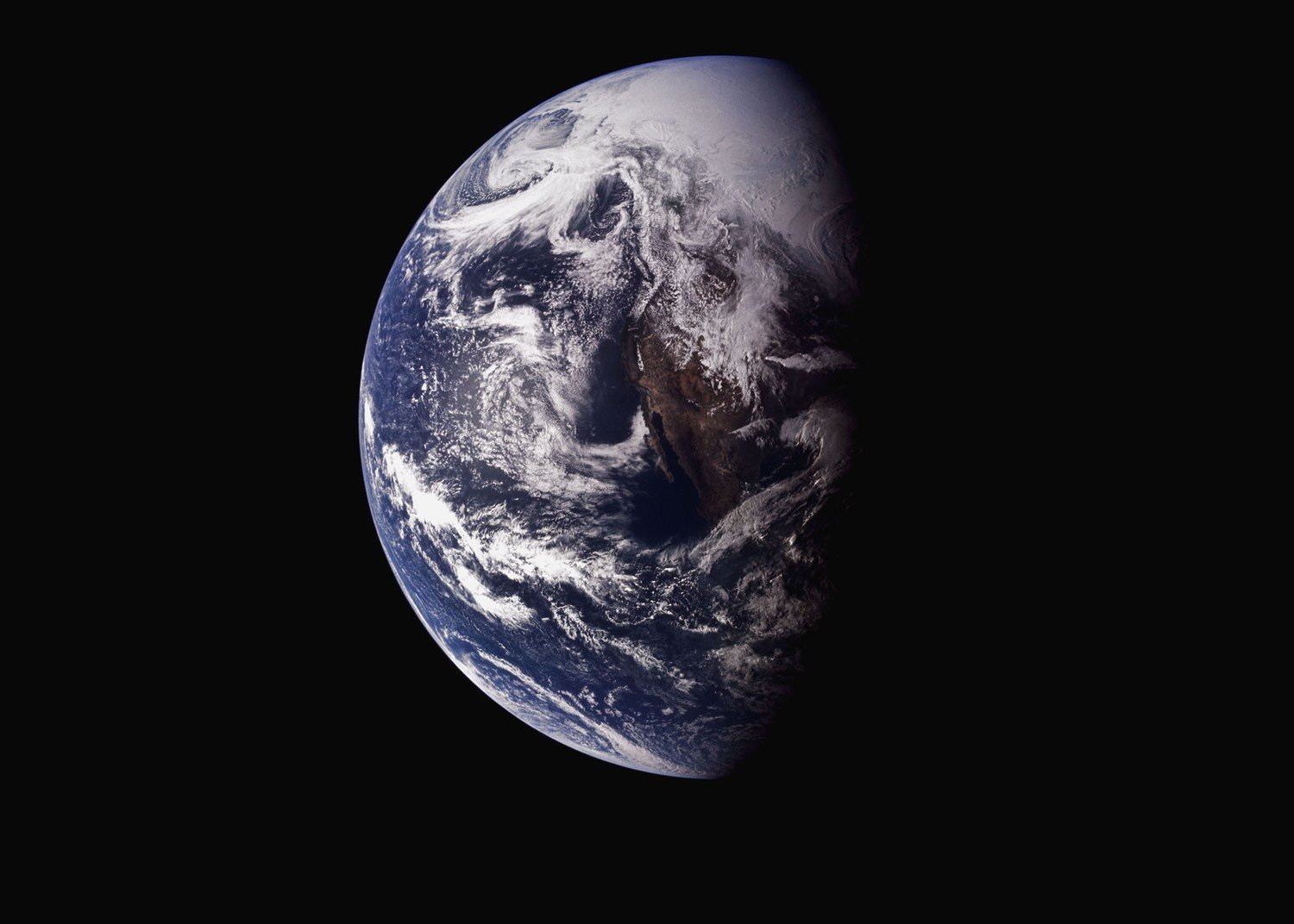 Hình ảnh rõ nét về Mexico và Bán đảo Baja California trên Trái đất được chụp lại từ tàu Apollo 13 khi hành tinh của chúng ta đang chìm 1/3 trong bóng tối.
