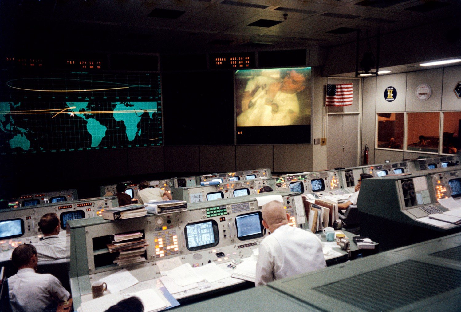 Quang cảnh bên trong phòng điều hành chính của nhiệm vụ đổ bộ lên Mặt trăng của Apollo 13, trong đó hình ảnh từ con tàu được truyền trực tiếp trên màn hình lớn. 